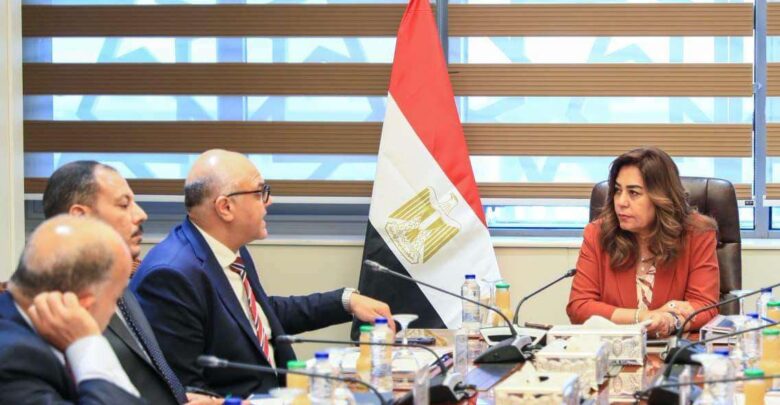 منال عوض تبحث مع محافظ الإسكندرية تحسين منظومة النظافة ورفع كفاءة خدمات المخلفات بالمحافظة