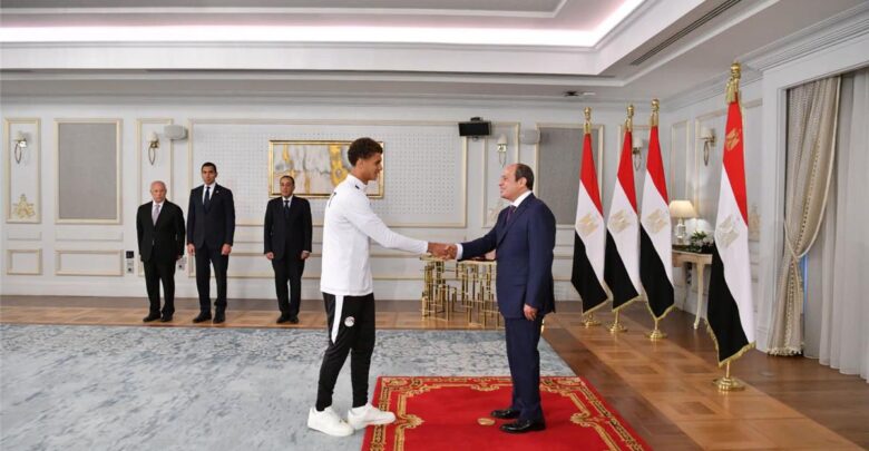 موندو ديبورتيفو تسلط الضوء على استقبال السيسي لحمزة عبد الكريم