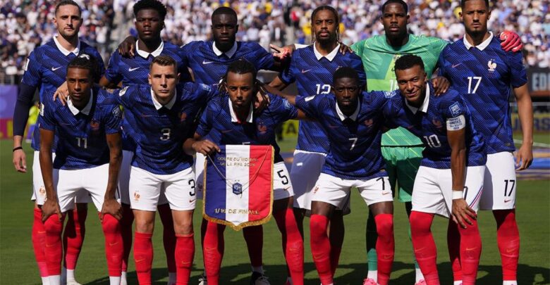 نجم منتخب فرنسا يشعل الصراع بين ثلاثي الدوري الإنجليزي على التعاقد معه