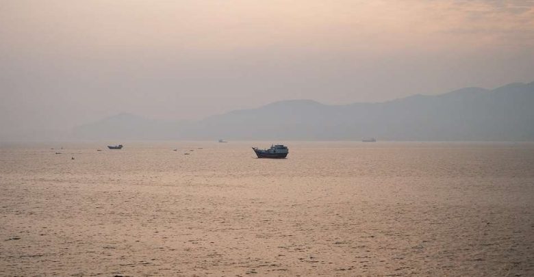 هيئة الملاحة البريطانية: تلقينا بلاغاً عن حادث بين ناقلة وقوات عسكرية في خليج عمان