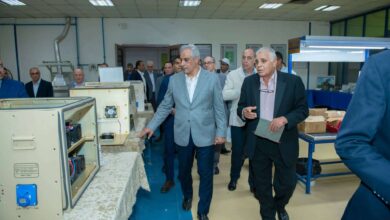 وزير الدولة للإنتاج الحربي يتفقد شركة بنها للصناعات الإلكترونية لمتابعة سير العملية الإنتاجية