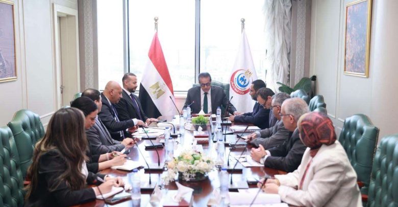 وزير الصحة يبحث مع الأمين العام لمؤسسة الجارحي تعزيز التعاون لدعم القطاع الصحي