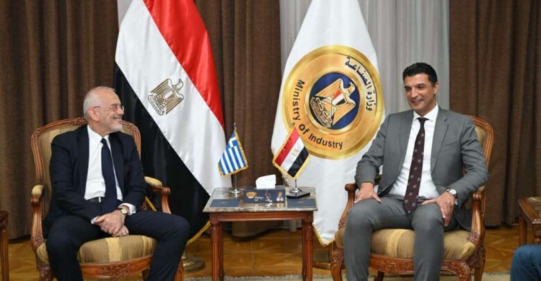 وزير الصناعة يبحث مع سفير اليونان لدى مصر فرص تعزيز الشراكة الصناعية بين البلدين
