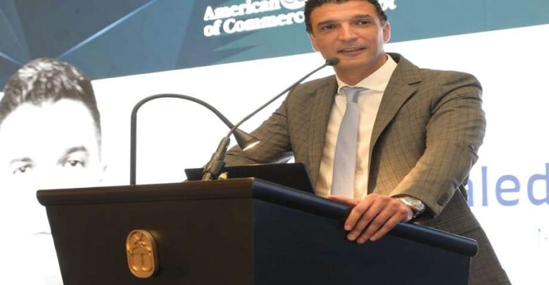 وزير الصناعة يبحث مع نقيب المهندسين سبل دعم التنمية وتوطين الصناعة المحلية