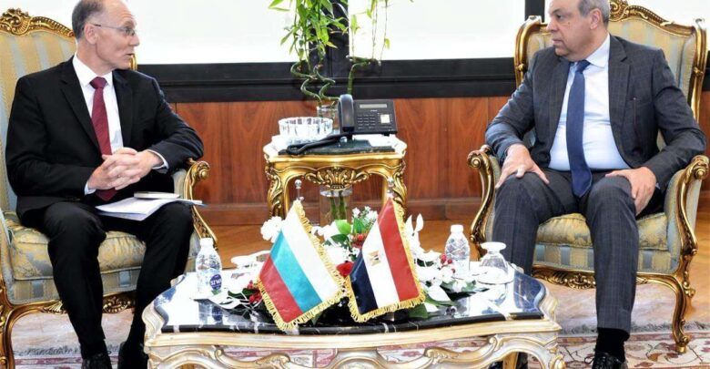 وزير الطيران المدني يبحث مع السفير البلغاري مستجدات اتفاق النقل الجوي وتعزيز التعاون بين البلدين