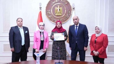 وزير العمل يفتح آفاق العمل الحر أمام السيدات المعيلات بتسليم ماكينات خياطة وحقائب أدوات مهنية
