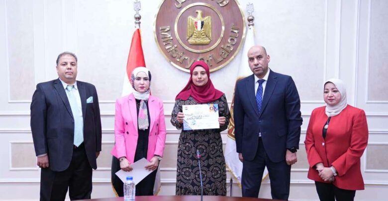 وزير العمل يفتح آفاق العمل الحر أمام السيدات المعيلات بتسليم ماكينات خياطة وحقائب أدوات مهنية