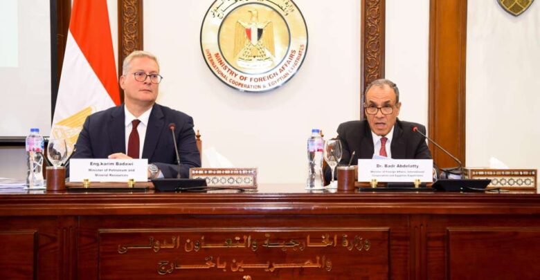 وزيرا الخارجية والبترول يعقدان جلسة إحاطة مع ممثلي السفارات الأجنبية في مصر