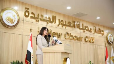 وزيرة الإسكان تسلم عقود توفيق أوضاع الأراضي المضافة بمدينتي العبور الجديدة والشروق