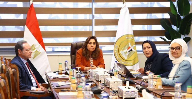 وزيرة التنمية المحلية تناقش مخرجات مشاركة مصر في الاجتماع الأول للجنة الإقليمية لمشروع الاقتصاد الأزرق المستدام
