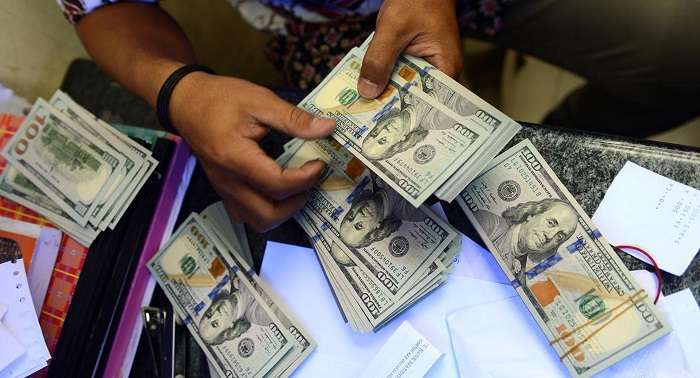 43 مليار دولار في 11 شهرًا.. خبير اقتصادي يوضح أسباب ارتفاع تحويلات المصريين بالخارج