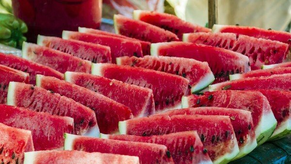 البطيخ في الصيف.. فوائد صحية وتحذيرات من الإفراط في تناوله