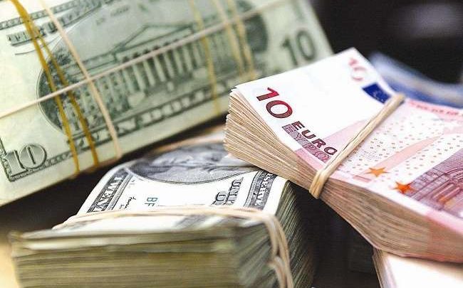 الدولار يهبط لأدنى مستوى في 3 أشهر أمام اليورو بفعل تحركات الخزانة الأمريكية لسندات الدين