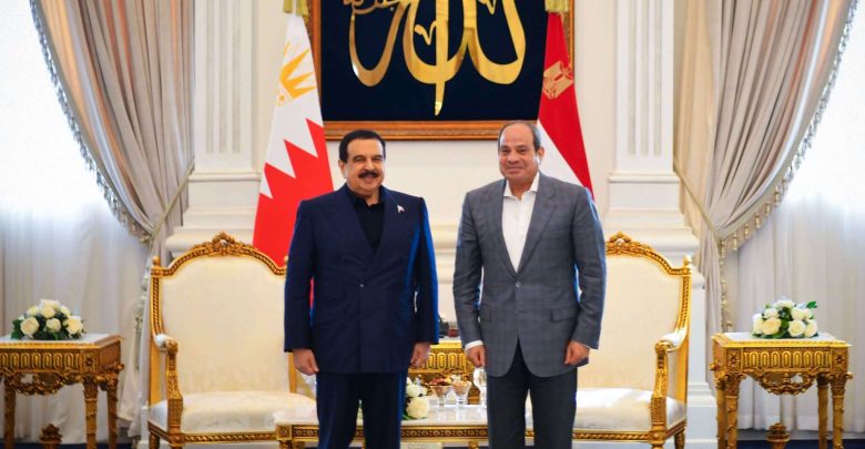السيسي يودع ملك مملكة البحرين بمطار العلمين الدولي