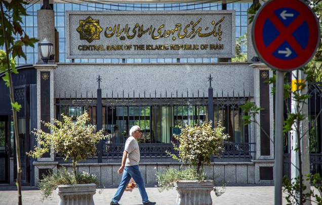 «المركزي الإيراني» يتحدى العقوبات الأمريكية الجديدة: استنفدوا كل أوراقهم واقتصادنا صامد