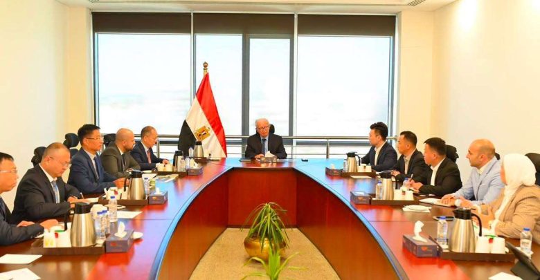 باستثمارات 2 مليار دولار.. نائب رئيس الوزراء يبحث مع مجموعة صينية إقامة مجمع صناعي بقناة السويس