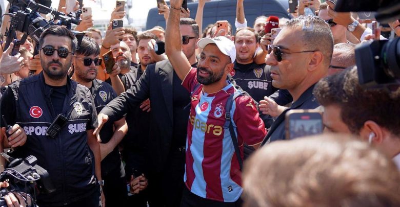 "بكرة ذهبية".. طرابوزن يثير حماس جماهيره في أول ظهور لـ محمد صلاح