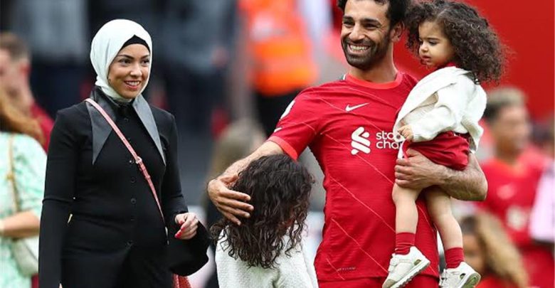 تقارير: دور هام لزوجة محمد صلاح في انتقاله إلى طرابزون