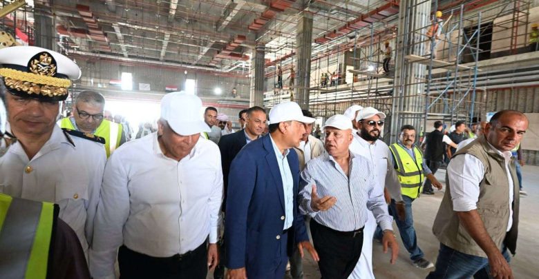 رئيس الوزراء يتفقد محطة القطار الكهربائي السريع.. 2ور