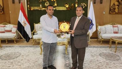 رئيس جامعة قنا يُكرم المهندس جمال ملاك ويُهديه درع الجامعة