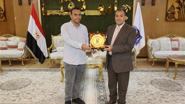 رئيس جامعة قنا يُكرم المهندس جمال ملاك ويُهديه درع الجامعة