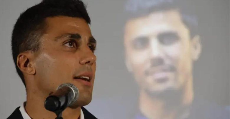 رودري يوضح سبب تفضيله برشلونة على ريال مدريد.. ويعلق على مفاوضات جوليان ألفاريز