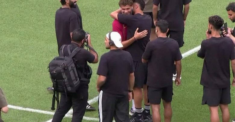 فيديو | تحية حارة متبادلة بين حمزة عبد الكريم ولاعبي الأهلي قبل مواجهة برشلونة