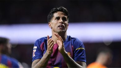 مدرب الهلال السعودي يراوغ برشلونة بشأن كانسيلو