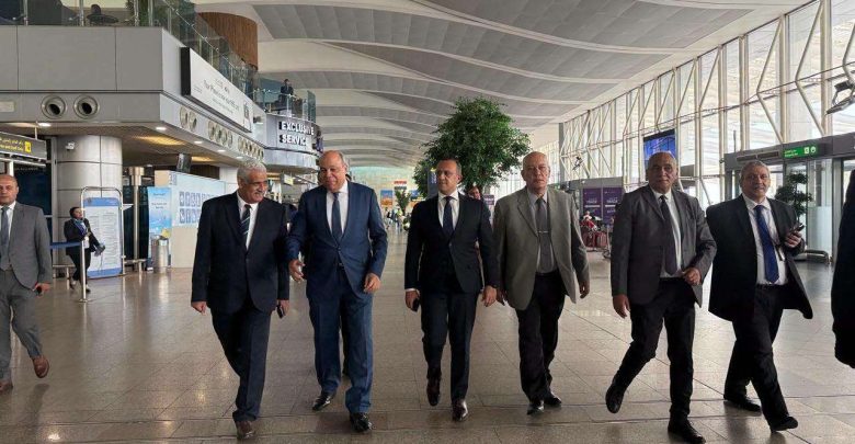 وزير الطيران: مطار القاهرة واجهة مصر أمام العالم.. وتحسين تجربة المسافر أولوية